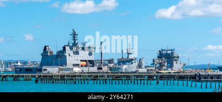 Un'immagine panoramica delle navi della Marina attraccate alla base navale neozelandese, HMNZS Philomel a Devonport, nella città di Auckland Foto Stock