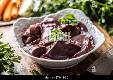 Affettare il fegato in ​​beef recipiente bianco, pronto per la cottura. Foto Stock