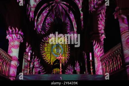 Una vista della Corona e dell'incoronazione coinvolgente spettacolo di luci e suoni, alla Cattedrale di Canterbury nel Kent. La Crown and Coronation intraprende un tour in tutto il Regno Unito di luoghi e monumenti famosi fino a dicembre 2025. La mostra è stata creata da Historic Royal Palaces in collaborazione con Luxmuralis, come parte di una collaborazione artistica tra l'artista Peter Walker e il compositore David Harper. Data foto: Lunedì 23 settembre 2024. Foto Stock