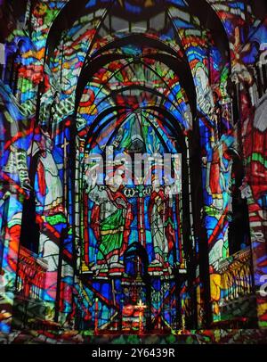 Una vista della Corona e dell'incoronazione coinvolgente spettacolo di luci e suoni, alla Cattedrale di Canterbury nel Kent. La Crown and Coronation intraprende un tour in tutto il Regno Unito di luoghi e monumenti famosi fino a dicembre 2025. La mostra è stata creata da Historic Royal Palaces in collaborazione con Luxmuralis, come parte di una collaborazione artistica tra l'artista Peter Walker e il compositore David Harper. Data foto: Lunedì 23 settembre 2024. Foto Stock