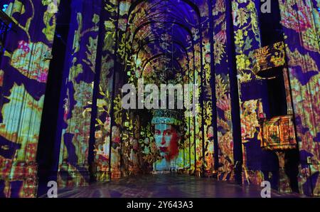 Una vista della Regina Elisabetta II durante un'anteprima dello spettacolo di luci e suoni della Corona e dell'Incoronazione, alla Cattedrale di Canterbury nel Kent. La Crown and Coronation intraprende un tour in tutto il Regno Unito di luoghi e monumenti famosi fino a dicembre 2025. La mostra è stata creata da Historic Royal Palaces in collaborazione con Luxmuralis, come parte di una collaborazione artistica tra l'artista Peter Walker e il compositore David Harper. Data foto: Lunedì 23 settembre 2024. Foto Stock