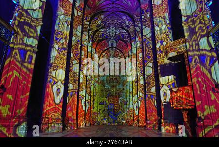 Una vista della Corona e dell'incoronazione coinvolgente spettacolo di luci e suoni, alla Cattedrale di Canterbury nel Kent. La Crown and Coronation intraprende un tour in tutto il Regno Unito di luoghi e monumenti famosi fino a dicembre 2025. La mostra è stata creata da Historic Royal Palaces in collaborazione con Luxmuralis, come parte di una collaborazione artistica tra l'artista Peter Walker e il compositore David Harper. Data foto: Lunedì 23 settembre 2024. Foto Stock