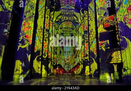 Una vista della Regina Maria i durante un'anteprima dello spettacolo di luci e suoni della Corona e dell'Incoronazione, alla Cattedrale di Canterbury nel Kent. La Crown and Coronation intraprende un tour in tutto il Regno Unito di luoghi e monumenti famosi fino a dicembre 2025. La mostra è stata creata da Historic Royal Palaces in collaborazione con Luxmuralis, come parte di una collaborazione artistica tra l'artista Peter Walker e il compositore David Harper. Data foto: Lunedì 23 settembre 2024. Foto Stock