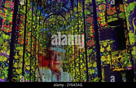 Una vista del re Carlo III durante un'anteprima dello spettacolo di luci e suoni della Corona e dell'incoronazione, nella Cattedrale di Canterbury nel Kent. La Crown and Coronation intraprende un tour in tutto il Regno Unito di luoghi e monumenti famosi fino a dicembre 2025. La mostra è stata creata da Historic Royal Palaces in collaborazione con Luxmuralis, come parte di una collaborazione artistica tra l'artista Peter Walker e il compositore David Harper. Data foto: Lunedì 23 settembre 2024. Foto Stock