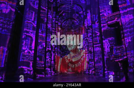 Una vista della Corona e dell'incoronazione coinvolgente spettacolo di luci e suoni, alla Cattedrale di Canterbury nel Kent. La Crown and Coronation intraprende un tour in tutto il Regno Unito di luoghi e monumenti famosi fino a dicembre 2025. La mostra è stata creata da Historic Royal Palaces in collaborazione con Luxmuralis, come parte di una collaborazione artistica tra l'artista Peter Walker e il compositore David Harper. Data foto: Lunedì 23 settembre 2024. Foto Stock