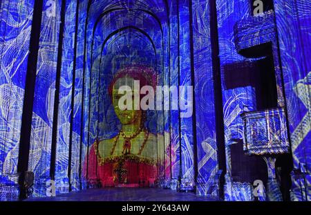 Una vista della Regina Elisabetta i durante un'anteprima dello spettacolo di luci e suoni della Corona e dell'Incoronazione, alla Cattedrale di Canterbury nel Kent. La Crown and Coronation intraprende un tour in tutto il Regno Unito di luoghi e monumenti famosi fino a dicembre 2025. La mostra è stata creata da Historic Royal Palaces in collaborazione con Luxmuralis, come parte di una collaborazione artistica tra l'artista Peter Walker e il compositore David Harper. Data foto: Lunedì 23 settembre 2024. Foto Stock