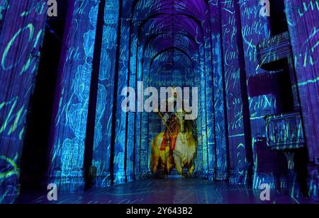 Una vista del re Carlo i durante un'anteprima dello spettacolo di luci e suoni della Corona e dell'incoronazione, nella Cattedrale di Canterbury nel Kent. La Crown and Coronation intraprende un tour in tutto il Regno Unito di luoghi e monumenti famosi fino a dicembre 2025. La mostra è stata creata da Historic Royal Palaces in collaborazione con Luxmuralis, come parte di una collaborazione artistica tra l'artista Peter Walker e il compositore David Harper. Data foto: Lunedì 23 settembre 2024. Foto Stock