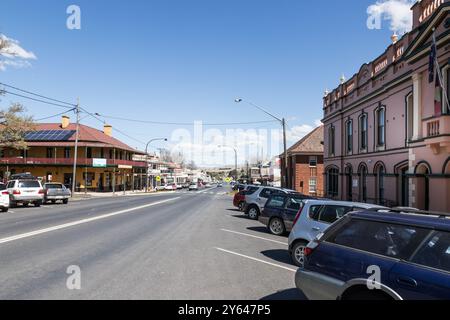 Foto generali della strada principale di Braidwood, Wallace Street, che mostra affascinanti vecchi negozi, pub ed edifici generali. Una storica città mineraria dell'oro. Foto Stock