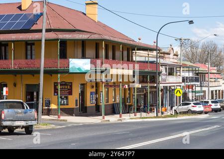 Foto generali della strada principale di Braidwood, Wallace Street, che mostra affascinanti vecchi negozi, pub e edifici generali. Una storica città mineraria dell'oro. Foto Stock