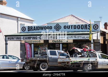 Foto generali della strada principale di Braidwood, Wallace Street, che mostra affascinanti vecchi negozi, pub e edifici generali. Una storica città mineraria dell'oro. Foto Stock