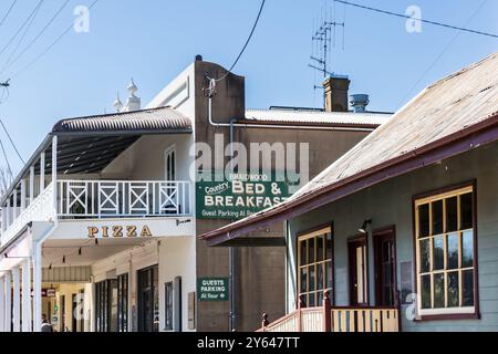 Foto generali della strada principale di Braidwood, Wallace Street, che mostra affascinanti vecchi negozi, pub ed edifici generali. Una storica città mineraria dell'oro. Foto Stock