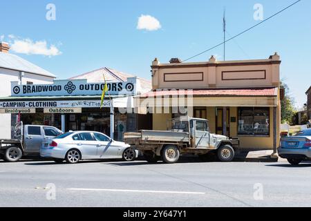 Foto generali della strada principale di Braidwood, Wallace Street, che mostra affascinanti vecchi negozi, pub e edifici generali. Una storica città mineraria dell'oro. Foto Stock