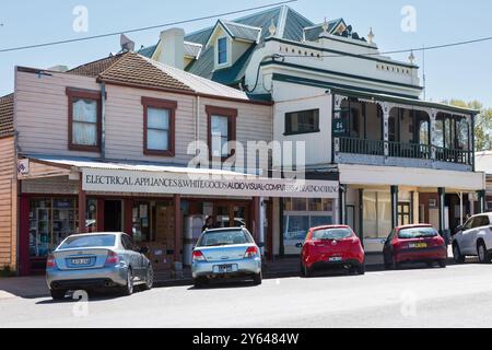 Foto generali della strada principale di Braidwood, Wallace Street, che mostra affascinanti vecchi negozi, pub e edifici generali. Una storica città mineraria dell'oro. Foto Stock