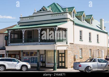 Foto generali della strada principale di Braidwood, Wallace Street, che mostra affascinanti vecchi negozi, pub e edifici generali. Una storica città mineraria dell'oro. Foto Stock