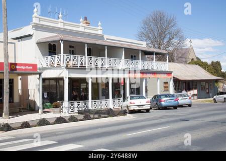 Foto generali della strada principale di Braidwood, Wallace Street, che mostra affascinanti vecchi negozi, pub e edifici generali. Una storica città mineraria dell'oro. Foto Stock