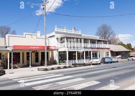 Foto generali della strada principale di Braidwood, Wallace Street, che mostra affascinanti vecchi negozi, pub e edifici generali. Una storica città mineraria dell'oro. Foto Stock