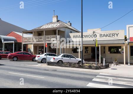 Foto generali della strada principale di Braidwood, Wallace Street, che mostra affascinanti vecchi negozi, pub ed edifici generali. Una storica città mineraria dell'oro. Foto Stock