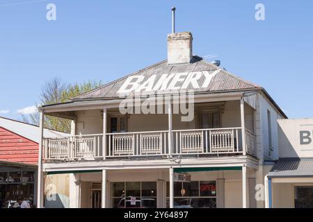 Foto generali della strada principale di Braidwood, Wallace Street, che mostra affascinanti vecchi negozi, pub ed edifici generali. Una storica città mineraria dell'oro. Foto Stock