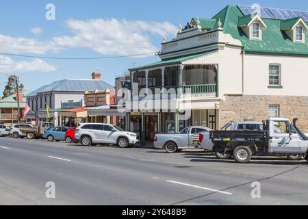 Foto generali della strada principale di Braidwood, Wallace Street, che mostra affascinanti vecchi negozi, pub e edifici generali. Una storica città mineraria dell'oro. Foto Stock