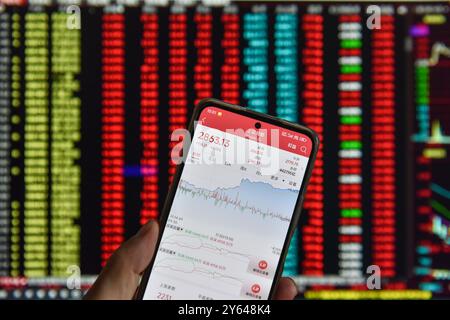 FUYANG, CINA - 24 SETTEMBRE 2024 - questo è il punto di chiusura dell'indice azionario del giorno visualizzato sul cellulare di un cittadino a Fuyang, provincia di Anhui, Chin Foto Stock