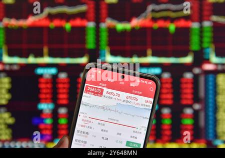 FUYANG, CINA - 24 SETTEMBRE 2024 - questo è il punto di chiusura dell'indice azionario del giorno visualizzato sul cellulare di un cittadino a Fuyang, provincia di Anhui, Chin Foto Stock