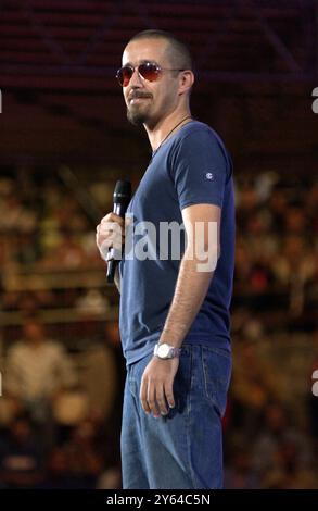 Verona Italia 07/09/2002 : Daniele Silvestri, cantante italiano, durante la trasmissione televisiva “Festivalbar 2002” Foto Stock