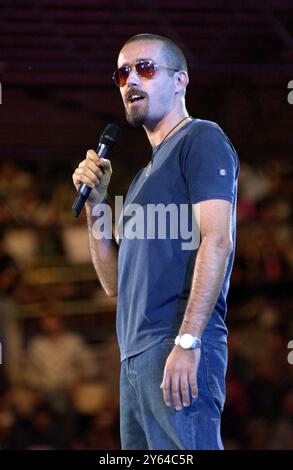 Verona Italia 07/09/2002 : Daniele Silvestri, cantante italiano, durante la trasmissione televisiva “Festivalbar 2002” Foto Stock