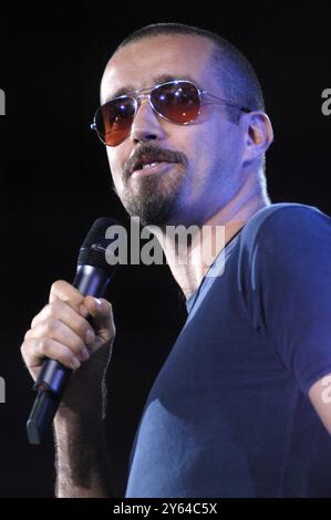 Verona Italia 07/09/2002 : Daniele Silvestri, cantante italiano, durante la trasmissione televisiva “Festivalbar 2002” Foto Stock