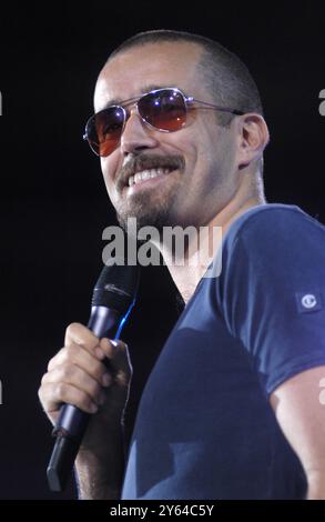 Verona Italia 07/09/2002 : Daniele Silvestri, cantante italiano, durante la trasmissione televisiva “Festivalbar 2002” Foto Stock