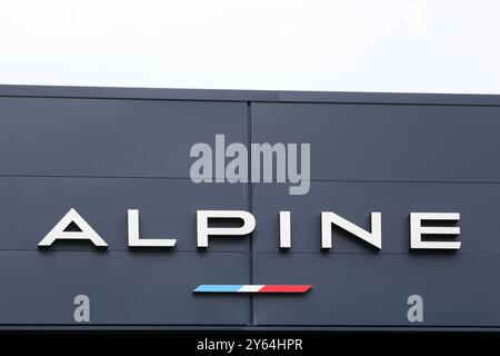 Villefranche, Francia - 25 febbraio 2024: Logo alpino su un edificio. Alpine è un'azienda francese produttrice di auto sportive e da corsa fondata nel 1955 Foto Stock