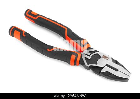 Pinza in metallo con manici in gomma isolati su sfondo bianco Foto Stock