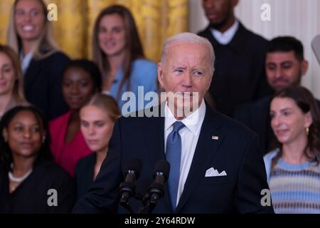 Washington, Vereinigte Staaten. 23 settembre 2024. Il presidente degli Stati Uniti Joe Biden dà il benvenuto al Gotham F.C. alla Casa Bianca di Washington, DC, per celebrare la loro stagione di campionato 2023, il 23 settembre 2024. Crediti: Chris Kleponis/CNP/dpa/Alamy Live News Foto Stock