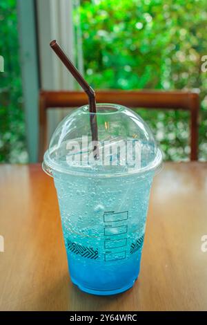 Blue Hawaii cocktail, tè pomeridiano con colorate bevande analcoliche italiane sullo sfondo del bar. Foto Stock