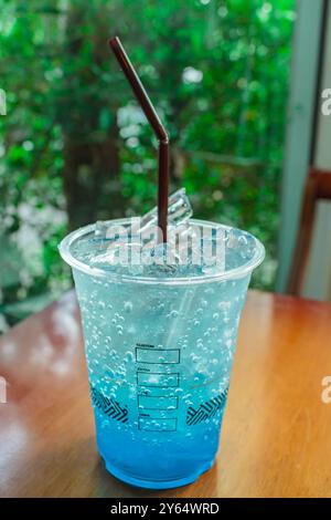 Blue Hawaii cocktail, tè pomeridiano con colorate bevande analcoliche italiane sullo sfondo del bar. Foto Stock