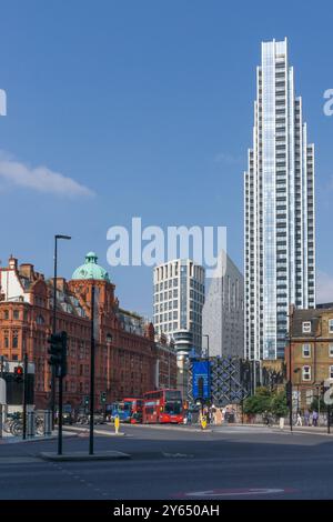 Vista N da Old Street. Le torri sono (L-R) Eagle Point al 161 di City Road, Montcalm East hotel al 151-157 di City Rd e l'Atlas Building al 145 di City Rd Foto Stock