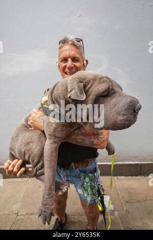 Inghilterra, Kent, Folkestone, Ritratto di uomo che tiene in mano un cane da compagnia di grandi dimensioni Foto Stock