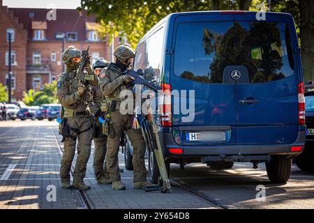 24 settembre 2024, bassa Sassonia, Hannover: Gli agenti di polizia del comando operazioni speciali della bassa Sassonia (SEK) dell'Ufficio di indagine penale della bassa Sassonia (LKA) prendono parte a un importante esercizio della direzione di polizia di Hannover presso il deposito di Üstra Glocksee. In collaborazione con diverse autorità, il dipartimento di polizia di Hannover si sta addestrando per uno scenario di attacco terroristico. Foto: Moritz Frankenberg/dpa Foto Stock