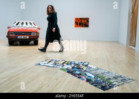 Londra, Regno Unito. 24 settembre 2024. Un membro dello staff con la presentazione di Jasleen Kaur. I candidati al Turner Prize Pio Abad, Claudette Johnson, Jasleen Kaur e Delaine le Bas sono i quattro artisti selezionati per il Turner Prize 2024.at Tate Britain. Ogni anno, il premio viene assegnato a un artista britannico che ha creato una mostra eccezionale o un'altra presentazione del loro lavoro. È il 40° anniversario del premio, e la prima volta che la mostra è a Tate Britain dal 2018, che va dal 25 settembre al 16 febbraio 2025. Crediti: Stephen Chung / Alamy Live News Foto Stock