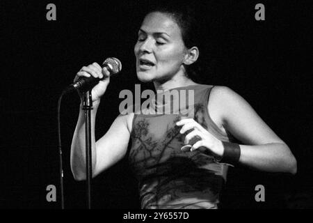 EMILIANA TORRINI, GIOVANE, CONCERTO, 2000: Una rara immagine della giovane Emiliana Torrini che suona un piccolo concerto intimo in una sala del Caerphilly Castle in Galles, Regno Unito, nell'ambito del primo Big Cheese Festival il 28 luglio 2000. Torrini era in tour con il suo album di debutto "Love in the Time of Science". Foto: Rob Watkins. INFO: Emilíana Torrini è una cantautrice islandese nota per la sua voce eterea e il suono eclettico, che fonde influenze folk, pop ed elettroniche. Meglio conosciuta per brani come "Jungle Drum" e il suo lavoro su Lord of the Rings, la sua musica è introspettiva e suggestiva. Foto Stock