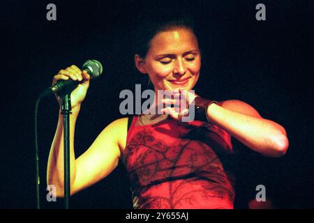 EMILIANA TORRINI, GIOVANE, CONCERTO, 2000: Una rara immagine della giovane Emiliana Torrini che suona un piccolo concerto intimo in una sala del Caerphilly Castle in Galles, Regno Unito, nell'ambito del primo Big Cheese Festival il 28 luglio 2000. Torrini era in tour con il suo album di debutto "Love in the Time of Science". Foto: Rob Watkins. INFO: Emilíana Torrini è una cantautrice islandese nota per la sua voce eterea e il suono eclettico, che fonde influenze folk, pop ed elettroniche. Meglio conosciuta per brani come "Jungle Drum" e il suo lavoro su Lord of the Rings, la sua musica è introspettiva e suggestiva. Foto Stock