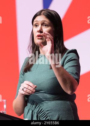 La segretaria della cultura Lisa Nandy tiene il suo discorso durante la Conferenza del Partito Laburista all'ACC di Liverpool. Data foto: Martedì 24 settembre 2024. Foto Stock