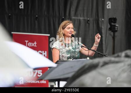 Harrisburg, Stati Uniti. 23 settembre 2024. Jeanne Mancini, presidente di March for Life, parla durante la marcia per la vita della Pennsylvania al Campidoglio della Pennsylvania. Centinaia di oppositori all'aborto si sono riuniti al Campidoglio della Pennsylvania per la quarta marcia annuale della Pennsylvania per la vita. Credito: SOPA Images Limited/Alamy Live News Foto Stock