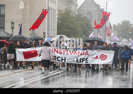 Harrisburg, Stati Uniti. 23 settembre 2024. Gli studenti delle scuole superiori portano uno striscione mentre conducono la marcia per la vita della Pennsylvania al Campidoglio dello stato della Pennsylvania. Centinaia di oppositori all'aborto si sono riuniti al Campidoglio della Pennsylvania per la quarta marcia annuale della Pennsylvania per la vita. Credito: SOPA Images Limited/Alamy Live News Foto Stock