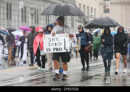 Harrisburg, Stati Uniti. 23 settembre 2024. Gli oppositori dell'aborto passano davanti al Campidoglio della Pennsylvania durante la quarta marcia annuale della Pennsylvania per la vita. Centinaia di oppositori all'aborto si sono riuniti al Campidoglio della Pennsylvania per la quarta marcia annuale della Pennsylvania per la vita. Credito: SOPA Images Limited/Alamy Live News Foto Stock