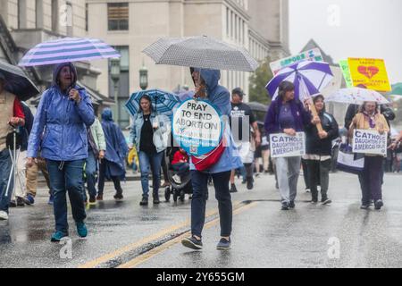 Harrisburg, Stati Uniti. 23 settembre 2024. Gli oppositori dell'aborto passano davanti al Campidoglio della Pennsylvania durante la quarta marcia annuale della Pennsylvania per la vita. Centinaia di oppositori all'aborto si sono riuniti al Campidoglio della Pennsylvania per la quarta marcia annuale della Pennsylvania per la vita. Credito: SOPA Images Limited/Alamy Live News Foto Stock