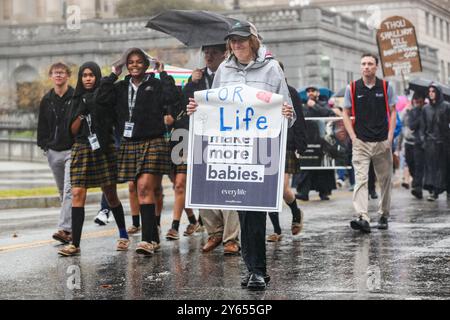 Harrisburg, Stati Uniti. 23 settembre 2024. Gli oppositori dell'aborto passano davanti al Campidoglio della Pennsylvania durante la quarta marcia annuale della Pennsylvania per la vita. Centinaia di oppositori all'aborto si sono riuniti al Campidoglio della Pennsylvania per la quarta marcia annuale della Pennsylvania per la vita. Credito: SOPA Images Limited/Alamy Live News Foto Stock