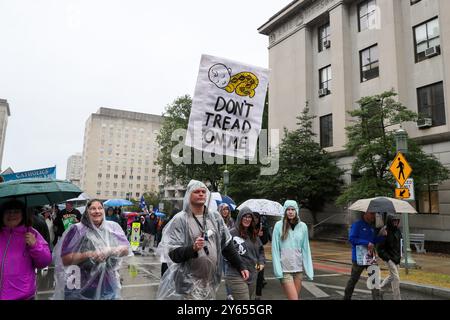 Harrisburg, Stati Uniti. 23 settembre 2024. Gli oppositori dell'aborto passano davanti al Campidoglio della Pennsylvania durante la quarta marcia annuale della Pennsylvania per la vita. Centinaia di oppositori all'aborto si sono riuniti al Campidoglio della Pennsylvania per la quarta marcia annuale della Pennsylvania per la vita. Credito: SOPA Images Limited/Alamy Live News Foto Stock