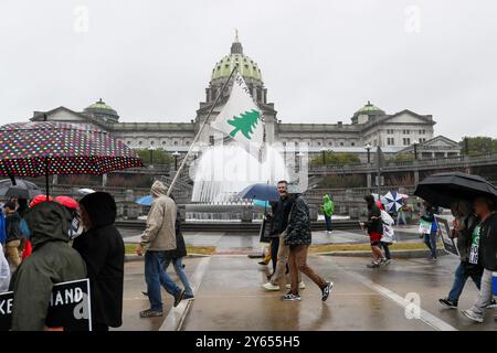 Harrisburg, Stati Uniti. 23 settembre 2024. Gli oppositori dell'aborto passano davanti al Campidoglio della Pennsylvania durante la quarta marcia annuale della Pennsylvania per la vita. Centinaia di oppositori all'aborto si sono riuniti al Campidoglio della Pennsylvania per la quarta marcia annuale della Pennsylvania per la vita. Credito: SOPA Images Limited/Alamy Live News Foto Stock