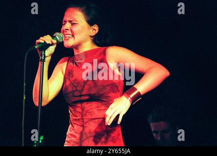 EMILIANA TORRINI, GIOVANE, CONCERTO, 2000: Una rara immagine della giovane Emiliana Torrini che suona un piccolo concerto intimo in una sala del Caerphilly Castle in Galles, Regno Unito, nell'ambito del primo Big Cheese Festival il 28 luglio 2000. Torrini era in tour con il suo album di debutto "Love in the Time of Science". Foto: Rob Watkins. INFO: Emilíana Torrini è una cantautrice islandese nota per la sua voce eterea e il suono eclettico, che fonde influenze folk, pop ed elettroniche. Meglio conosciuta per brani come "Jungle Drum" e il suo lavoro su Lord of the Rings, la sua musica è introspettiva e suggestiva. Foto Stock