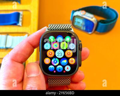 BANGKOK, TAILANDIA - 23 settembre 2024 : Apple Watch Ultra 2 Sport e orologi d'avventura esposti presso il centro commerciale Apple Store ICONSIAM Foto Stock